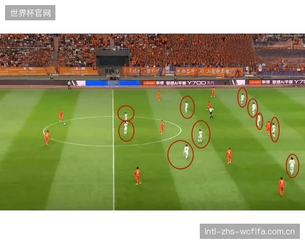 红牛系中场施拉格尔将执行高位逼抢,其防守覆盖是体系关键一环。 红牛系中场施拉格尔将执行高位逼抢,其防守覆盖是体系关键一环。